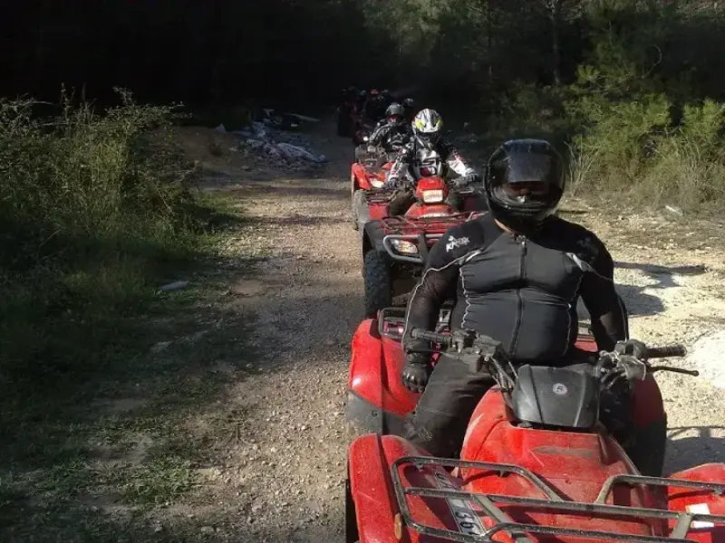 ALANYA QUAD SAFARI TOUR DER HILLSIDE TAURUS MOUNTAINS VON TÜRKLER