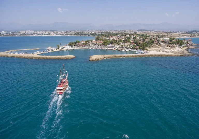 SIDE DAILY PIRATE BOAT TRIP WITH LUNCH AND SOFT DRINKS