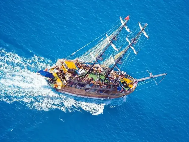 ALANYA TÄGLICHE PIRATENBOOTSTOUR MIT MITTAGESSEN UND GETRÄNKEN VON TÜRKLER