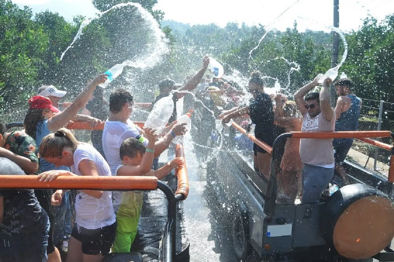 Side Jeep Safari Tour to Green Canyon