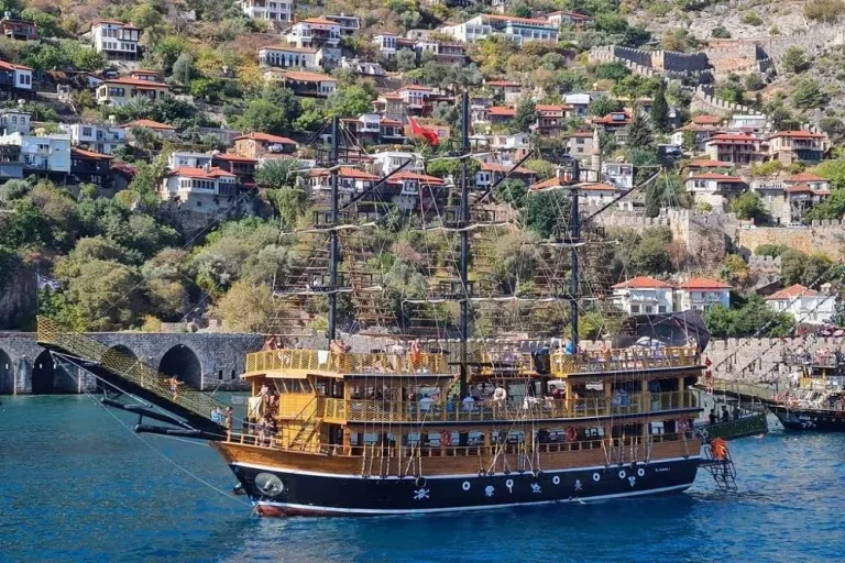 ALANYA BOAT TOUR (PIRATE BOAT LUXURY) WITH SUNBATHING AND ALANYA CAVES FROM TÜRKLER