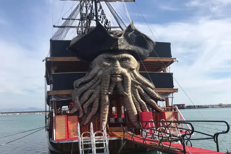 ALANYA BOAT TOUR (PIRATE BOAT LUXURY) WITH SUNBATHING AND ALANYA CAVES FROM TÜRKLER