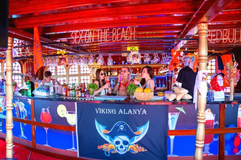 ALANYA BOAT TOUR (PIRATE BOAT LUXURY) WITH SUNBATHING AND ALANYA CAVES FROM TÜRKLER