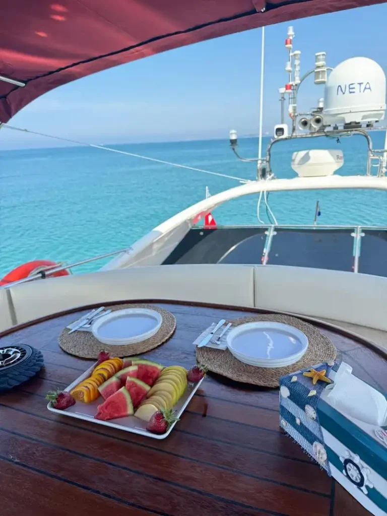 side-private-yacht