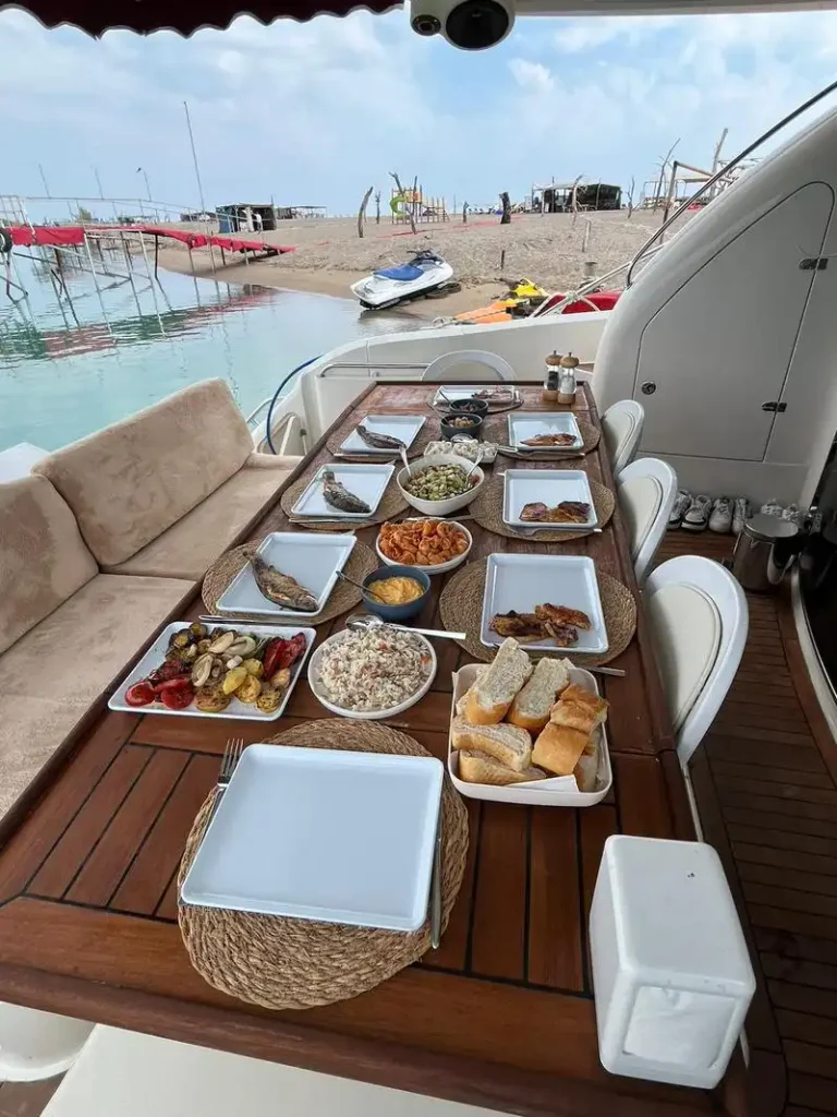 side-private-yacht