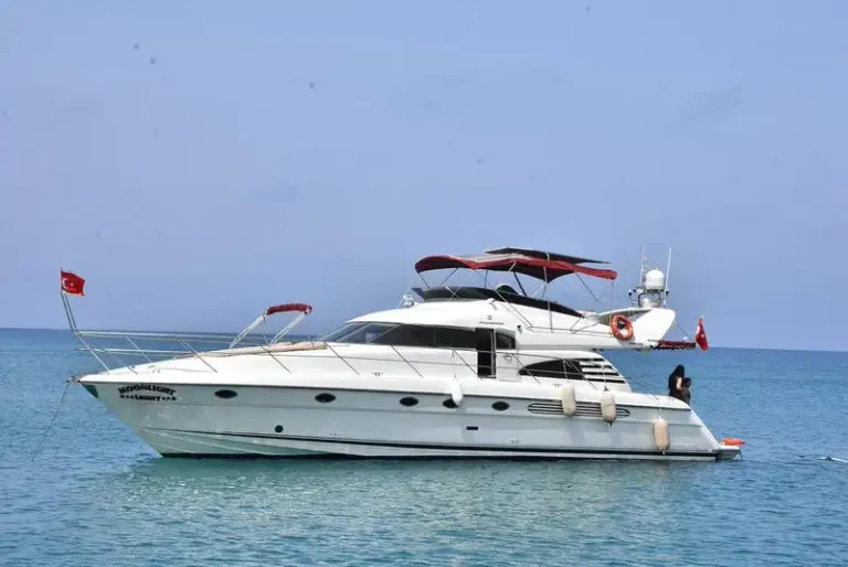side-private-yacht