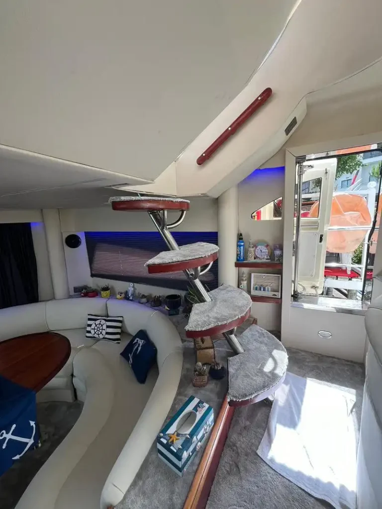 side-private-yacht