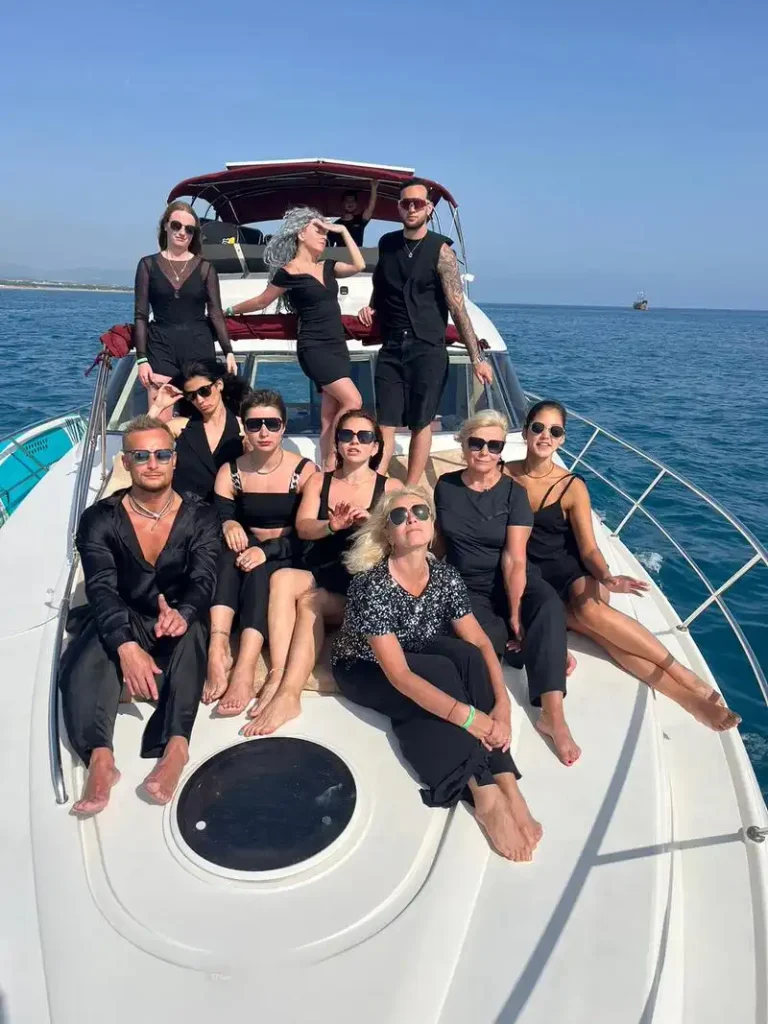 side-private-yacht
